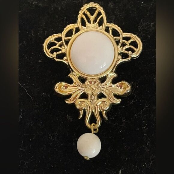 Vintage 1950s MCM 2.5” gold tone open scrollwork & white simulated pearl brooch - Picture 1 of 6